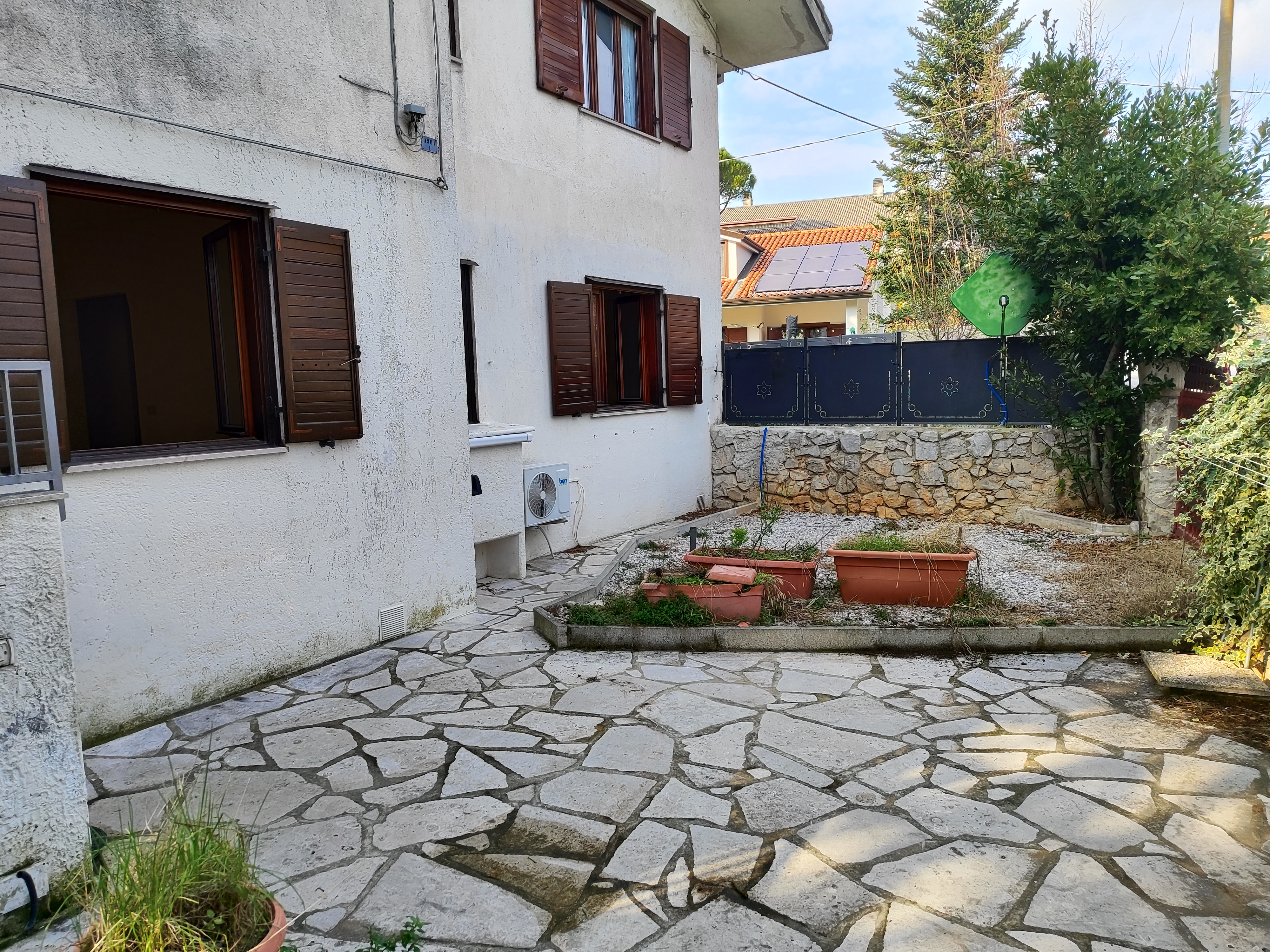 Sesljan Stanovanje z vrtom